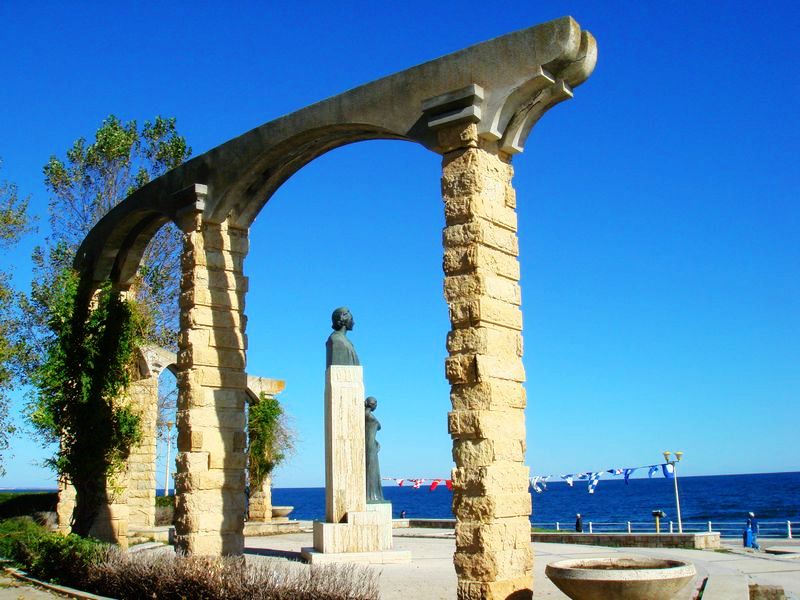 Памятник известному румынскому поэту – Михаю Эминеску на черноморском побережье.