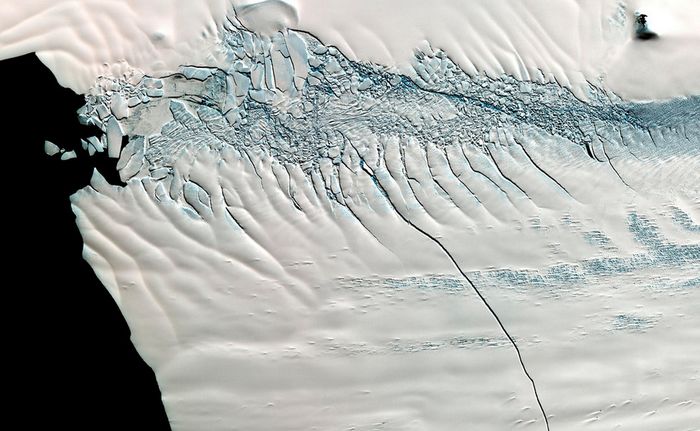 В антарктических ледниках появилась трещина длиной 30 км, возможно образование гигантского айсберга 