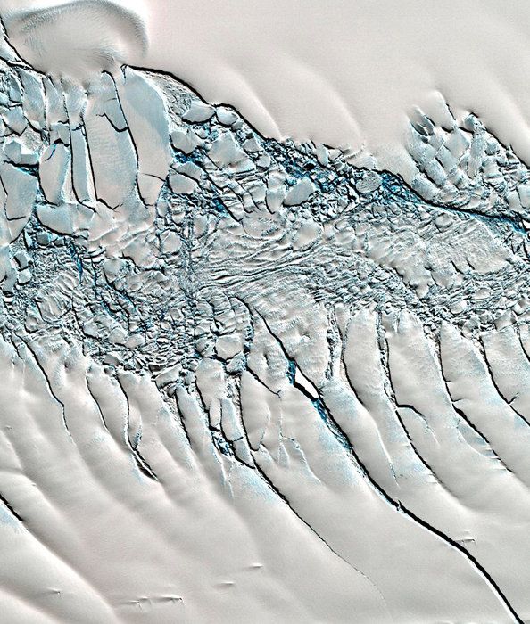 В антарктических ледниках появилась трещина длиной 30 км, возможно образование гигантского айсберга 