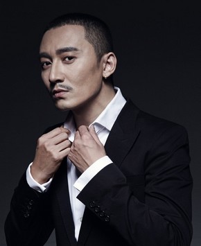 Актер Чэнь Хао в черно-белом