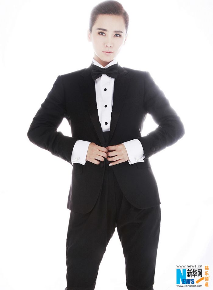Сянганская звезда Вэн Хун играет мужскую и женскую роль в новых снимках