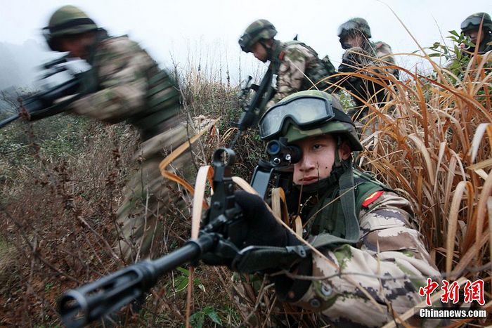 Проведены антитеррористические учения с боевыми патронами вооруженной полицией в провинции Чжэцзян