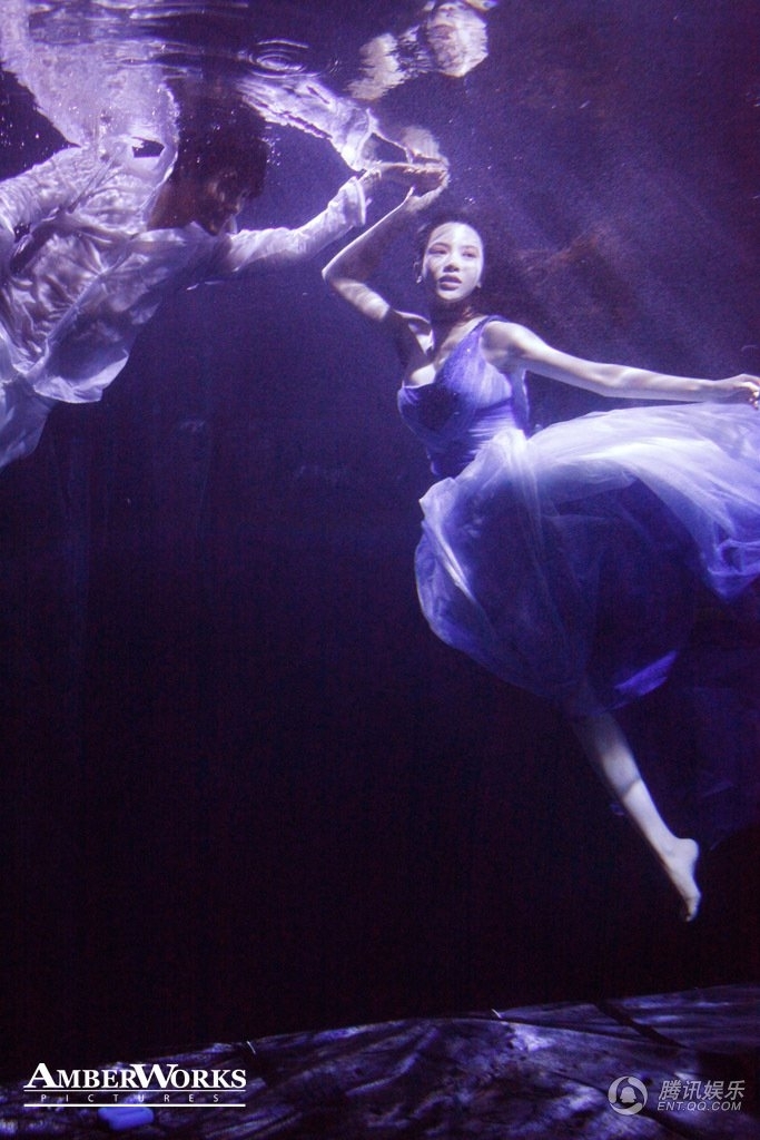 Милая красотка Пань Шуаншуан под водой