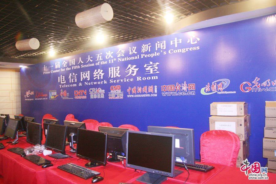 Сотрудники веб-сайта «Чжунгован» начали работу в Пресс-центре сессий ВСНП и ВК НПКСК