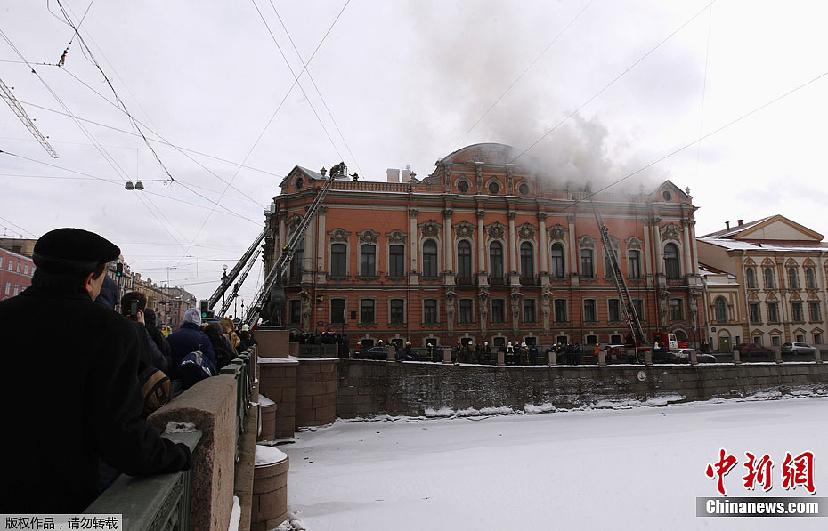 В Санкт-Петербурге произошел пожар во дворце Белосельских-Белозерских, над зданием на Невском проспекте у Аничкова моста поднимается дым.