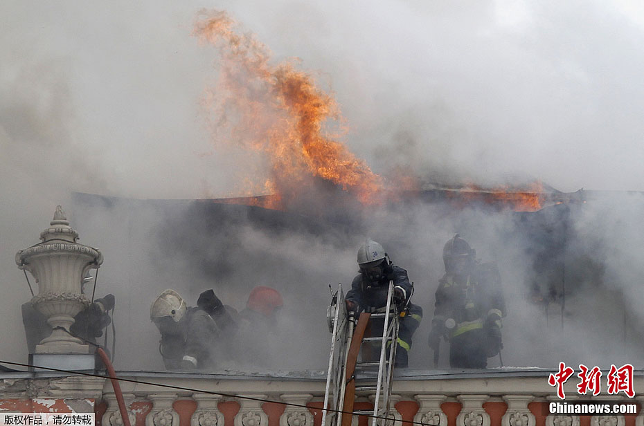 Как сообщает ИТАР-ТАСС, очаг возгорания пока не найден. На место высланы 15 пожарных расчетов.