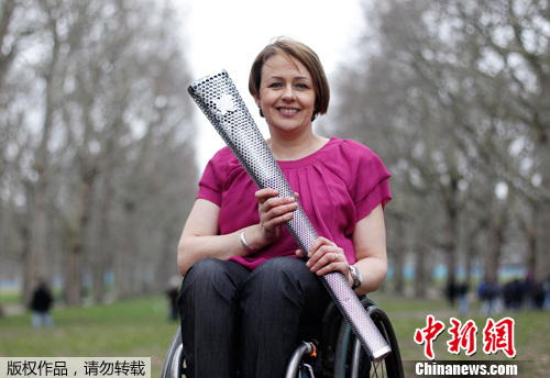 На фото: 29 февраля, спортсмен-инвалид Томпсон демонстрирует факел Паралимпийских игр-2012 в Лондоне