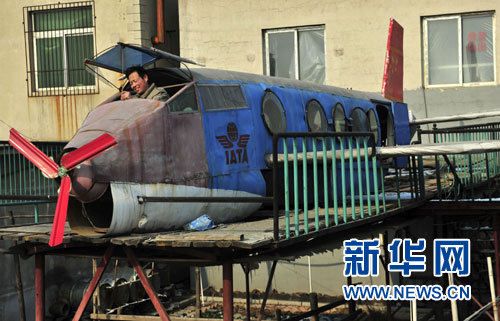 28 февраля, крестьянин из города Шэньян Ли Цзинчунь в своем дворе делает пассажирский самолет. 