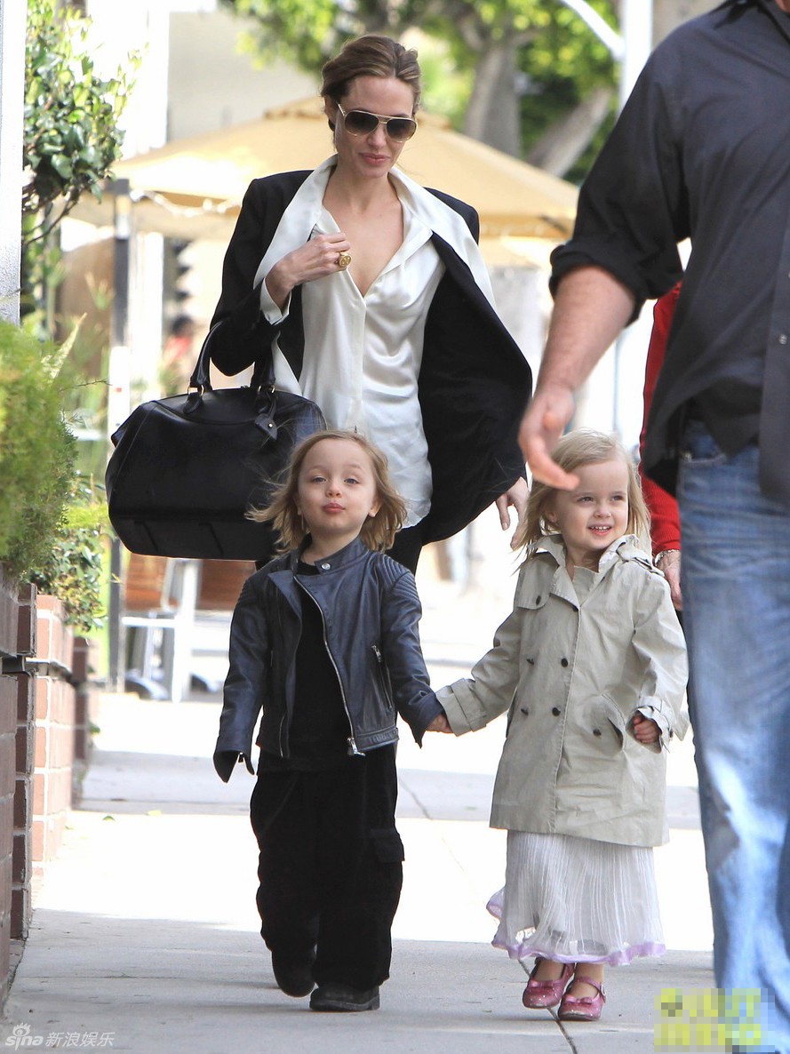 Анджелина Джоли с детьми1