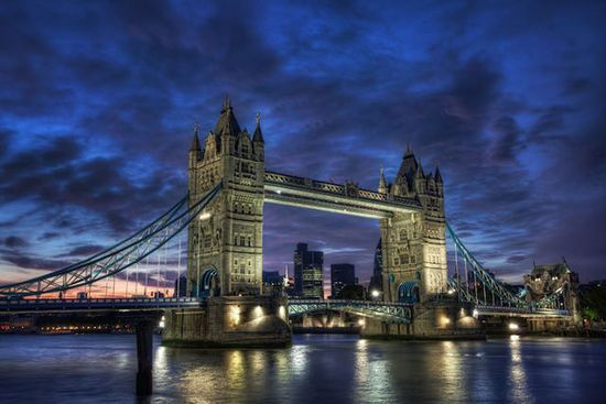 Та́уэрский мост (Tower Bridge) в Лондоне Великобритании. Фотограф – Конор Макнэйл