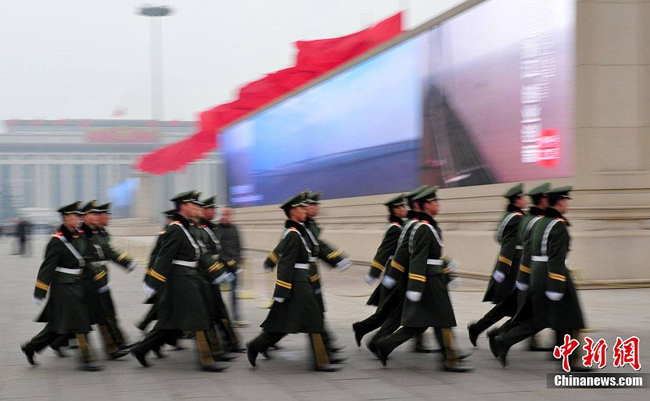 Накануне 5-й сессии ВСНП и ВК НПКСК 11-го созыва, полицейские проводят патрулирование с полицейскими собаками