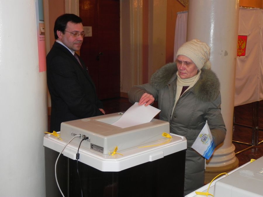 Все избирательные участки на территории России будут открыты 4 марта с 8:00 до 20:00 по местному времени. В стране установлены около 94 тыс избирательных участков. Примерно 110 млн россиян имеют право голоса.