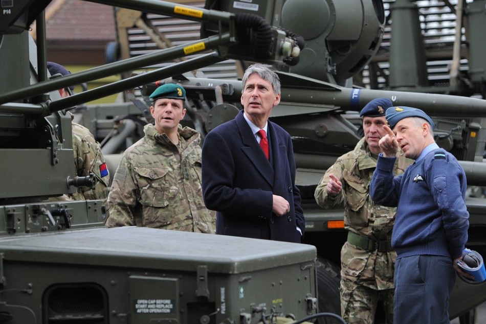 На фото: 29 февраля, министр обороны Великобритании Филипп Хаммонд инспектирует военнослужащих, которые будут обеспечивать безопасность Олимпиады-2012 в Лондоне.