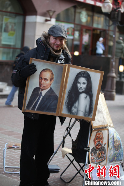3 марта, последний день перед выборами, был объявлен 'днем тишины'. На проспекте Арбат в Москве художник продает картину Путина, которую он нарисовал 10 лет назад. 