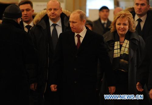 По официальным данным ЦИК РФ, Владимир Путин продолжает уверенно лидировать по итогам президентских выборов в России. 