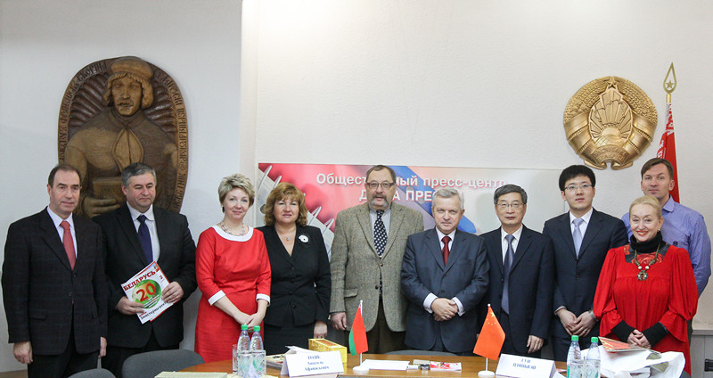 Презентация специального журнала в честь 20-летия дипломатических отношений Китая и Беларуси2