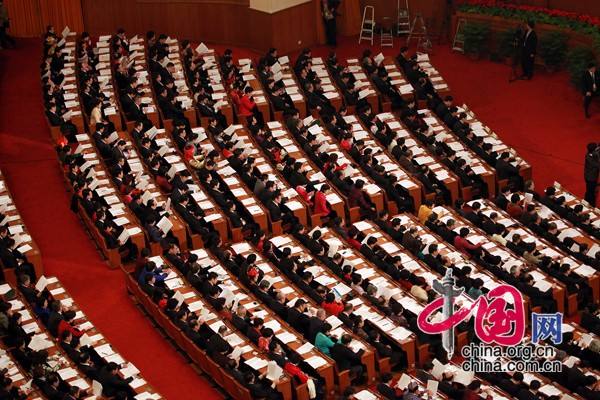 Представители ВСНП внимательно слушают Доклад о работе правительства в исполнении премьера Вэнь Цзябао