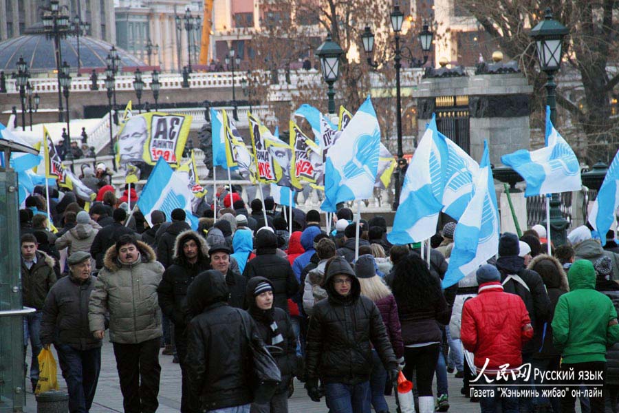 Вечером 5 марта на Манежной площади в центре Москвы прошел митинг в поддержку Владимира Путина. На него пришли около десяти тысяч человек. 