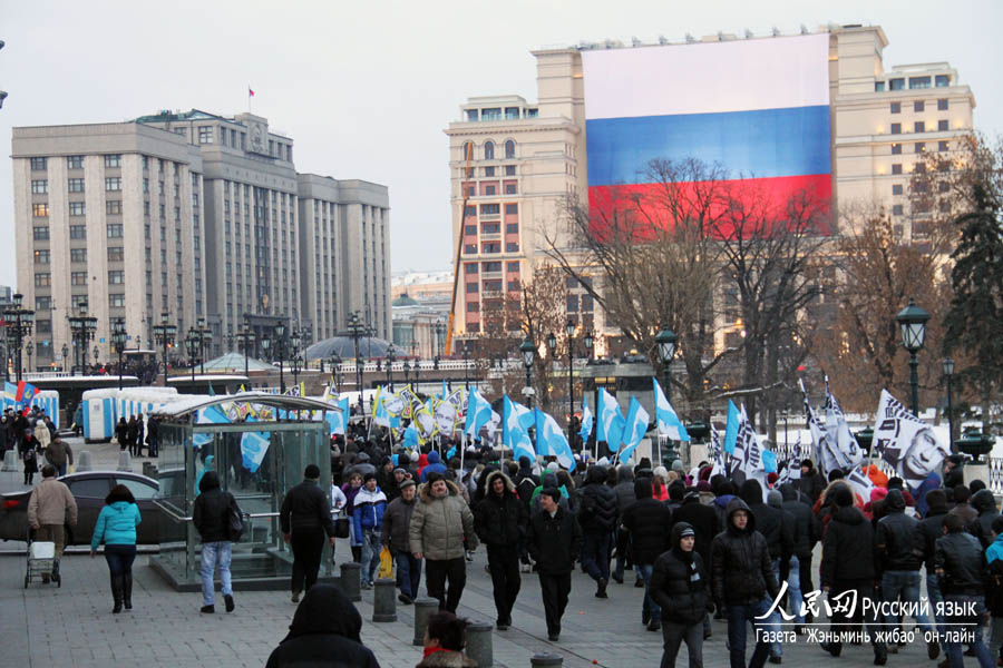 Вечером 5 марта на Манежной площади в центре Москвы прошел митинг в поддержку Владимира Путина. На него пришли около десяти тысяч человек. 