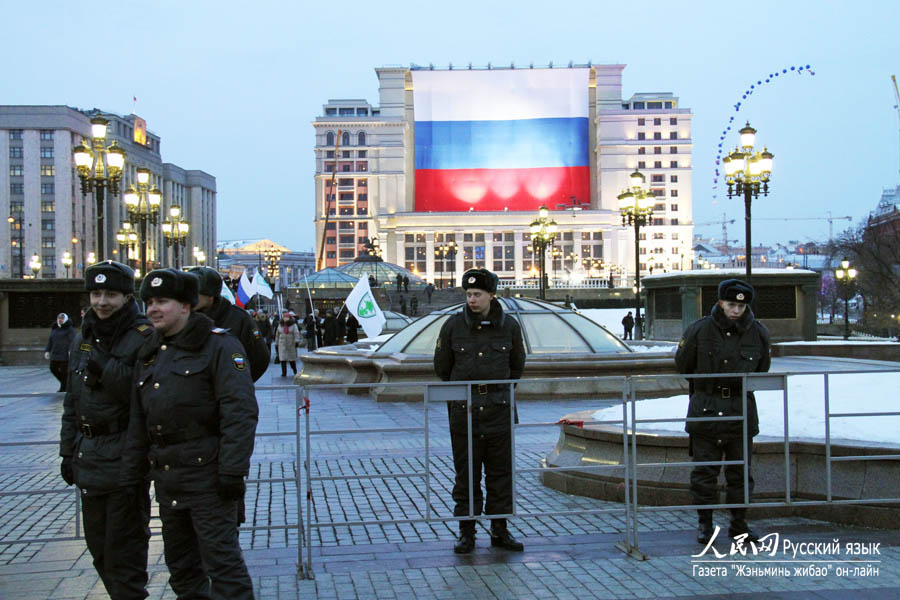 Собравшиеся на площади держали в руках флаги с символикой партии «Единая Россия» и портреты В. Путина. 