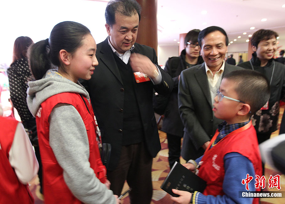 На фото: 5 марта делегация корреспондентов-детей из начальной школы города Шицзячжуан провинции Хэбэй прибыла в гостиницу, где члены НПКСК проживают во время проведения сессии, и взяли интервью у члена ВК НПКСК, известного актера Хуан Хуна. 
