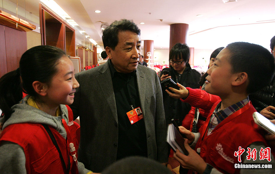 На фото: 5 марта делегация корреспондентов-детей из начальной школы города Шицзячжуан провинции Хэбэй прибыла в гостиницу, где члены НПКСК проживают во время проведения сессии, и взяли интервью у члена ВК НПКСК, известного актера Цзян Куня. 