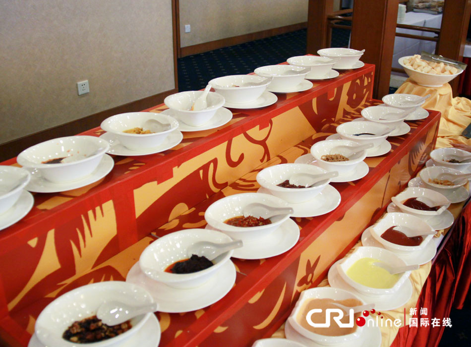 По словам сотрудника, во время проведения сессий ВСНП и ВК НПКСК 11-го созыва, ресторан мусульманской кухни при гостинице «Дружба» Пекина будет предлагать около 150 блюд, более 10 блюд в день, чтобы дать членам ВК НПКСК возможность насладиться широким выбором деликатесов.