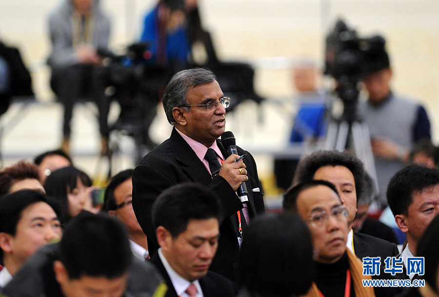 Иностранные корреспонденты освещают пресс-конференцию министра иностранных дел КНР