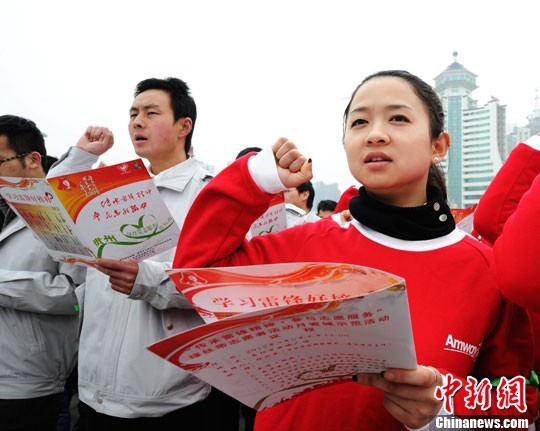 Люди в Китае участвуют в разных мероприятиях в честь памяти Лэй Фэна 1