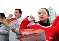 Люди в Китае участвуют в разных мероприятиях в честь памяти Лэй Фэна
