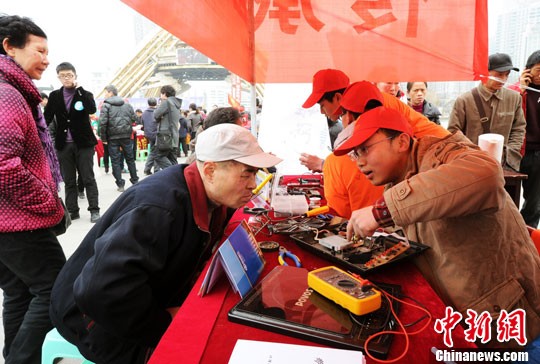 Люди в Китае участвуют в разных мероприятиях в честь памяти Лэй Фэна 3