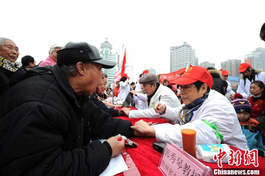 Люди в Китае участвуют в разных мероприятиях в честь памяти Лэй Фэна 4
