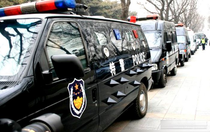 Полицейские машины нового типа около Дома народных собраний