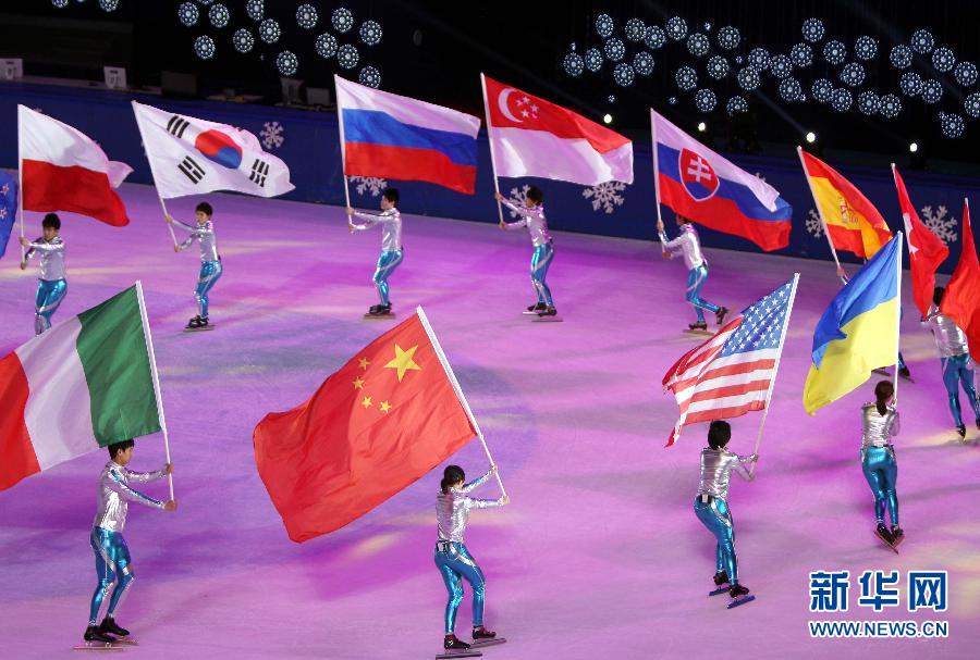 На фото: 8 марта, спортсмены танцуют, держа флаги стран и регионов мира, которые участвуют в Чемпионате мира по шорт-треку.