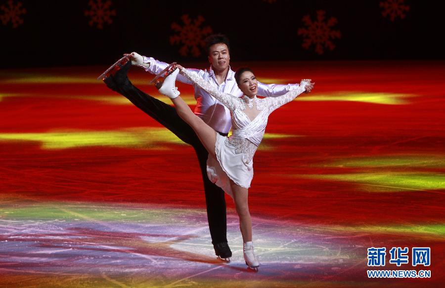 На фото: Супруги Шэнь Сюе и Чжао Хунбо танцуют на льду на церемонии открытия.