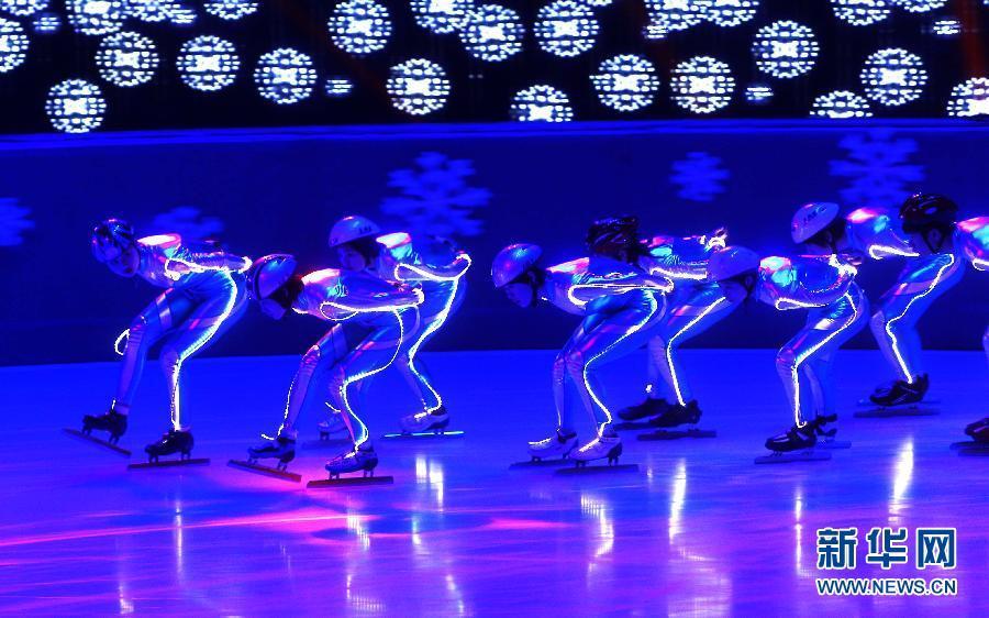 На фото: артисты выступают на льду на церемонии открытия.