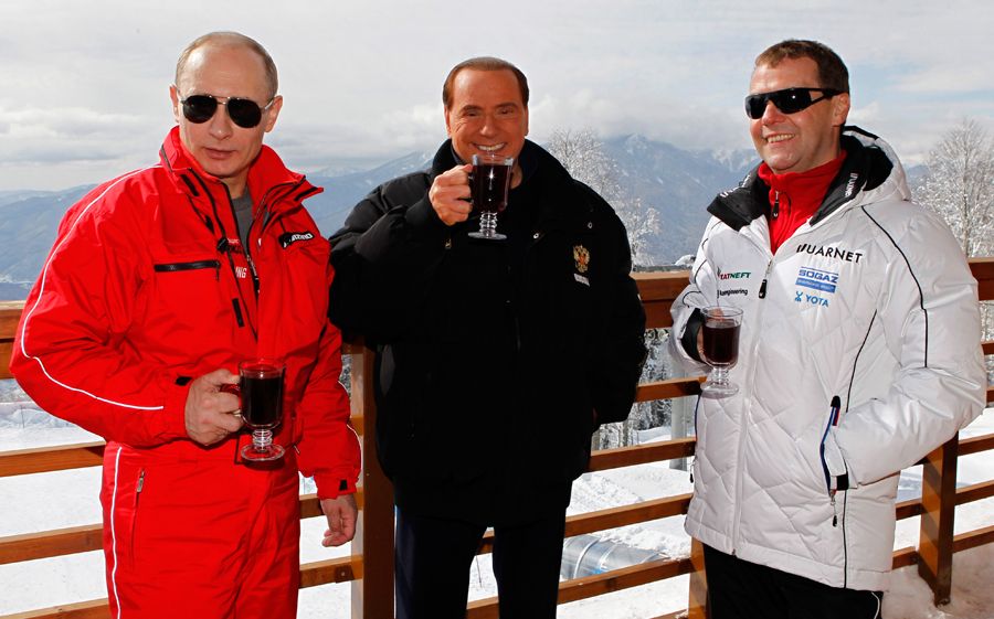 Путин и Медведев отметили победу в выборах прогулкой на лыжах 1