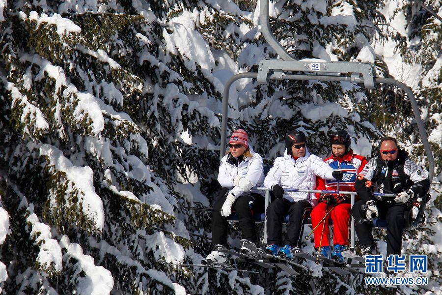 Путин и Медведев отметили победу в выборах прогулкой на лыжах 3