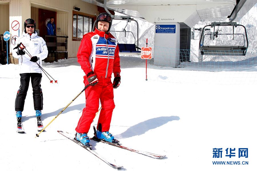 Путин и Медведев отметили победу в выборах прогулкой на лыжах 5