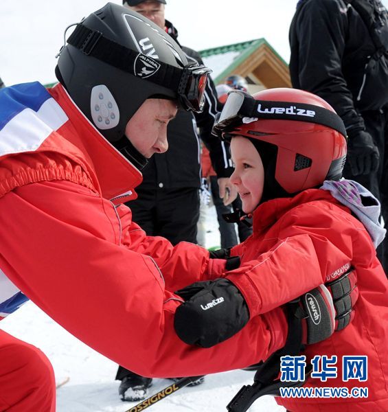 Путин и Медведев отметили победу в выборах прогулкой на лыжах 7