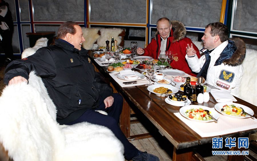 Путин и Медведев отметили победу в выборах прогулкой на лыжах 8