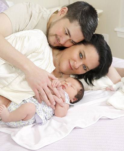 Первый в мире беременный мужчина родил троих детей