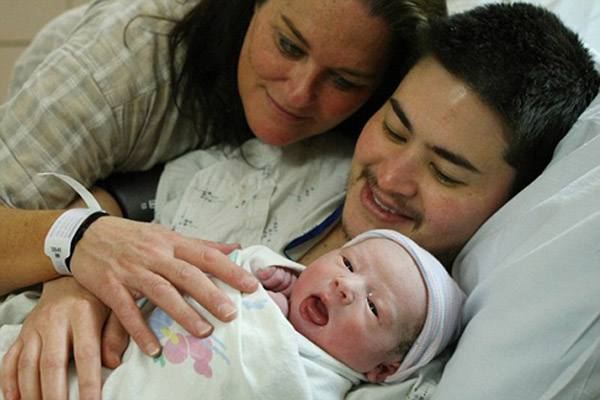 Первый в мире беременный мужчина родил троих детей