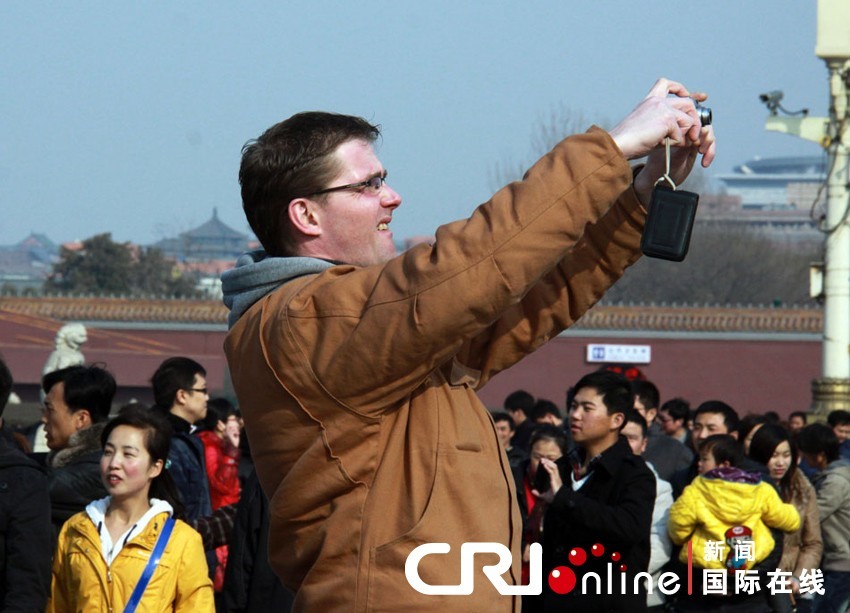 Иностранные туристы на площади Тяньаньмэнь в период «двух сессий»4