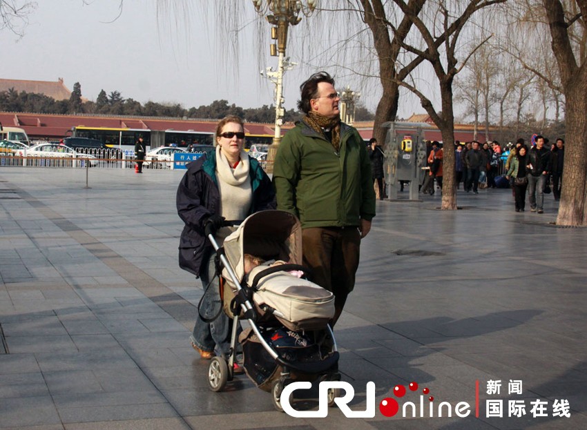 Иностранные туристы на площади Тяньаньмэнь в период «двух сессий»5
