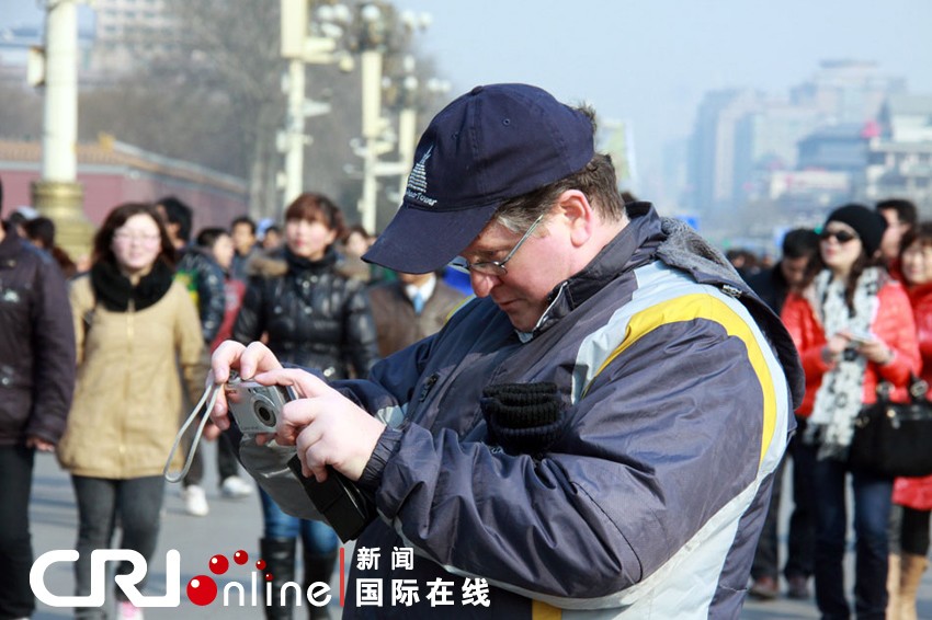 Иностранные туристы на площади Тяньаньмэнь в период «двух сессий»7