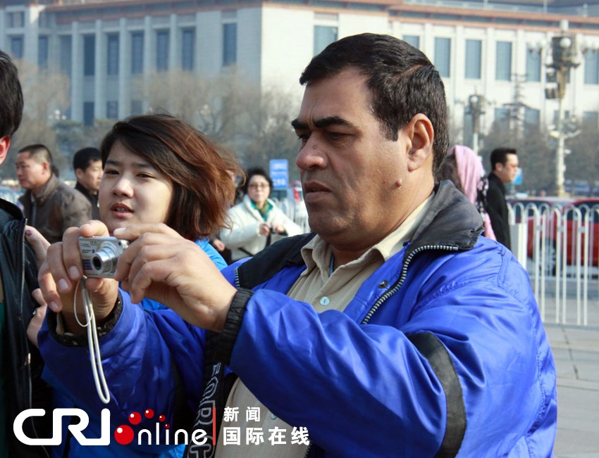Иностранные туристы на площади Тяньаньмэнь в период «двух сессий»8