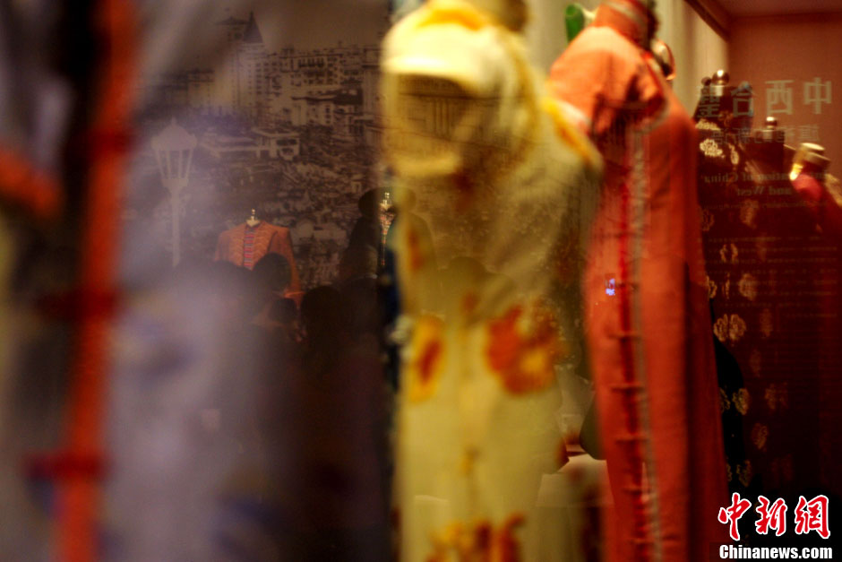 8 марта выставка столетних ципао открылась в Музее женщин и детей Китая в Пекине. На выставке представлены около ста ципао, самые старые из которых относятся к концу правления династии Цин. 