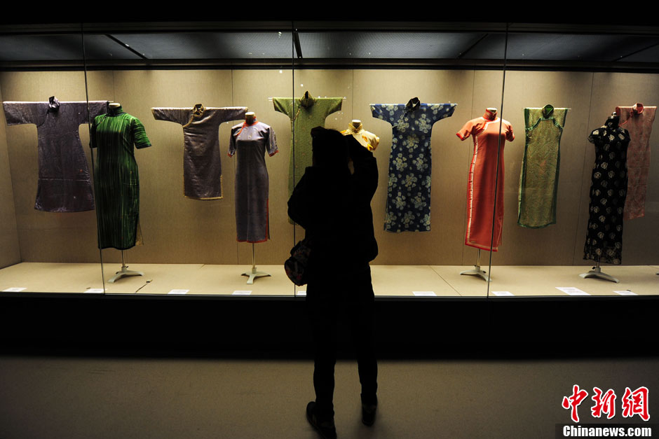 Экспонаты, в основном, представлены Музеем шелка Китая. Выставка продлится до 27 марта.