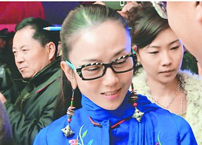 Китайская танцовщица Ян Липин посетила автовыставку Феррари с корзиной для овощей 